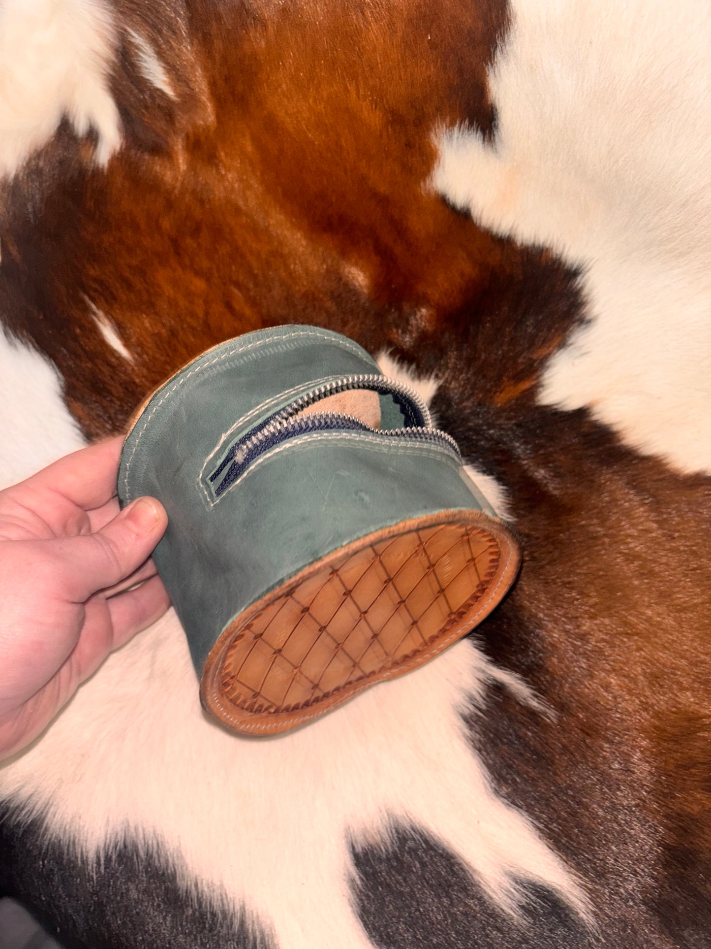 Round zipper pouch
