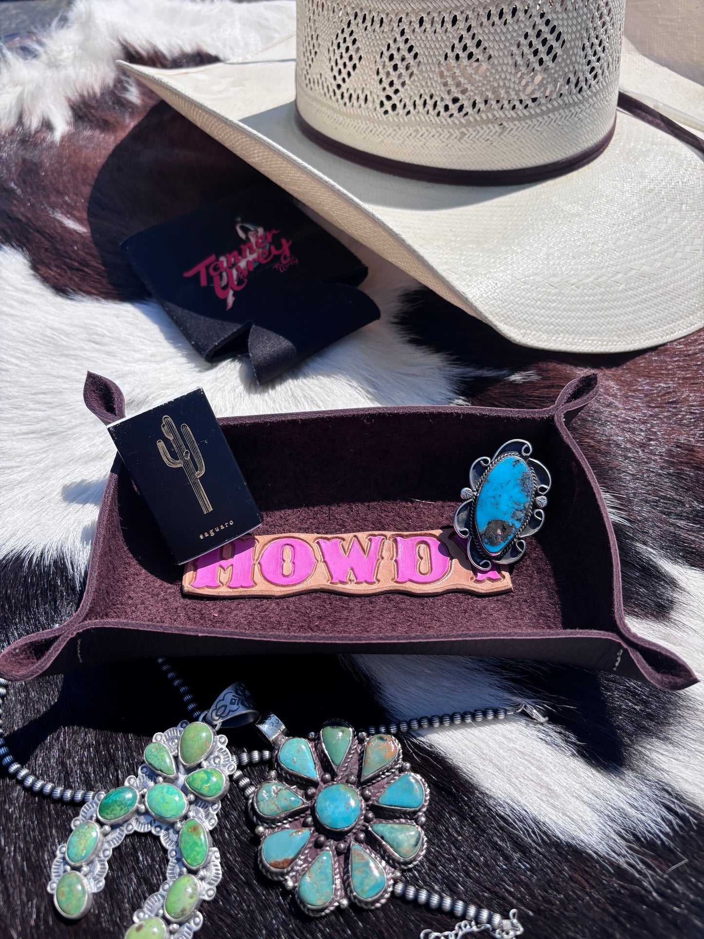 Leather tray/bowl “HOWDY”